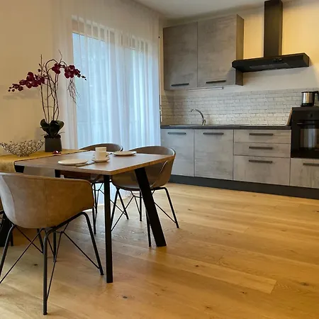 Ehrenburg Apartment *