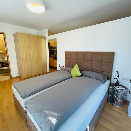 Ehrenburg Apartment *