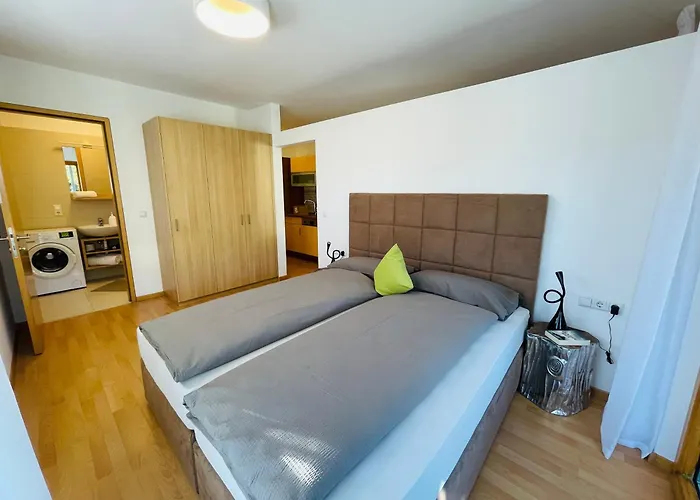 Ehrenburg Apartment *